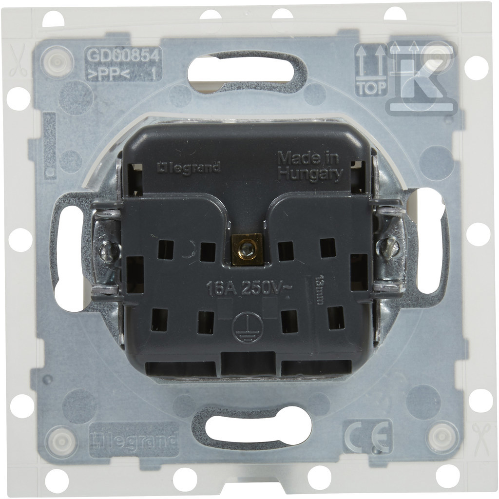 Socket 2P+Z IP44 - 16 A - 250 V ~ - - 721186