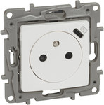 Gniazdo 2P+Z Płaskie 16 A - 250 V~ + Usb Typ C W Plakietce (Z Przesłoną, Zaciski Automatyczne) Białe, Niloe Selection