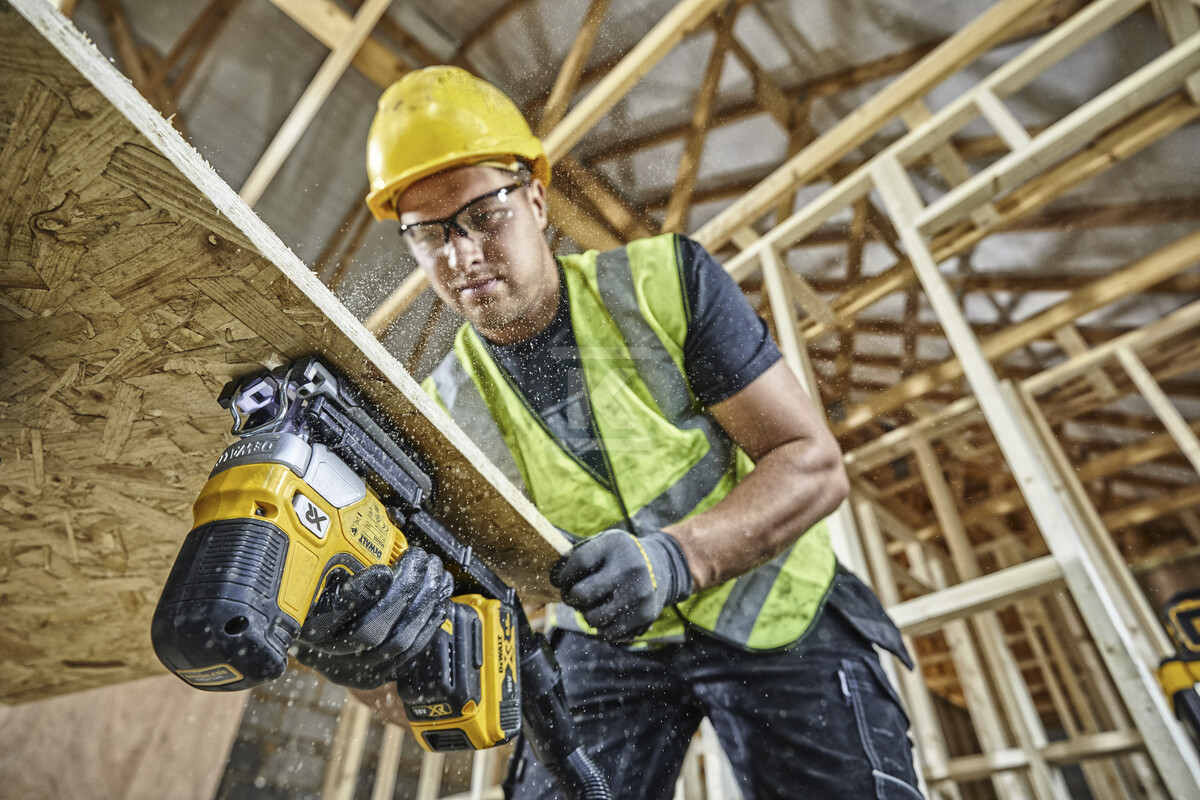 Шабельна пила з тримачем за корпус 18V - DCS335NT-XJ