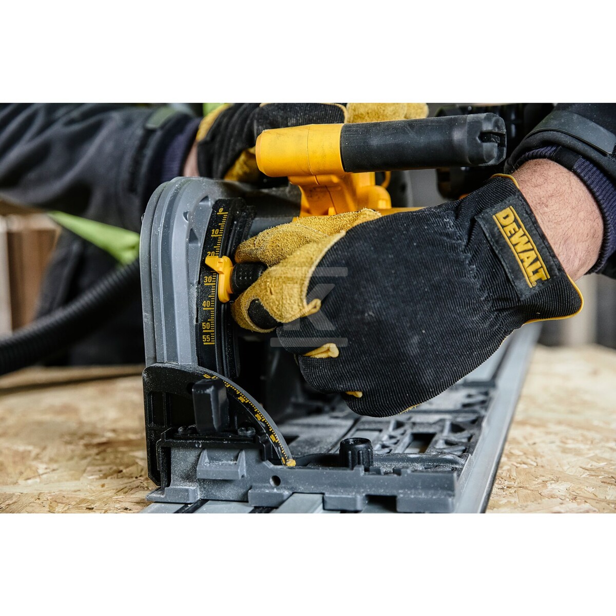 Pilarka tarczowa 54V XR FLEXVOLT 165 mm - DCS520T2R-QW