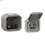 Gniazdo pojedyncze z uziemieniem Schuko 2P+Z, zaciski automatyczne, mechanizm 16 A-250V~ - szare, NOWE PLEXO 55 + Puszka natynkowa pojedyncza z przepustem membranowym - szara, NOWE PLEXO 55, 069570L / 069651L