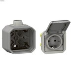 Gniazdo pojedyncze z uziemieniem Schuko 2P+Z, zaciski automatyczne, mechanizm 16 A-250V~ - szare, NOWE PLEXO 55 + Puszka natynkowa pojedyncza z przepustem kablowym PG20 - szara, NOWE PLEXO 55, 069570L / 069656L