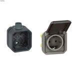 Gniazdo pojedyncze z uziemieniem Schuko 2P+Z, zaciski automatyczne, mechanizm 16 A-250V~ - antracyt, NOWE PLEXO 55 + Puszka natynkowa pojedyncza z przepustem kablowym PG20 - antracyt, NOWE PLEXO 55, 069871L / 069628L