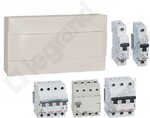 Rozdzielnica natynkowa PRACTIBOX S 1x18 z drzwiami białymi, rozłącznikiem izolacyjnym RX3 63A 4P, wyłącznikiem różnicowoprądowym RX3 4P 40A 30mA typ AC oraz wyłącznikami nadprądowymi RX3 3P C16A, 1P B16A, 1P B10A