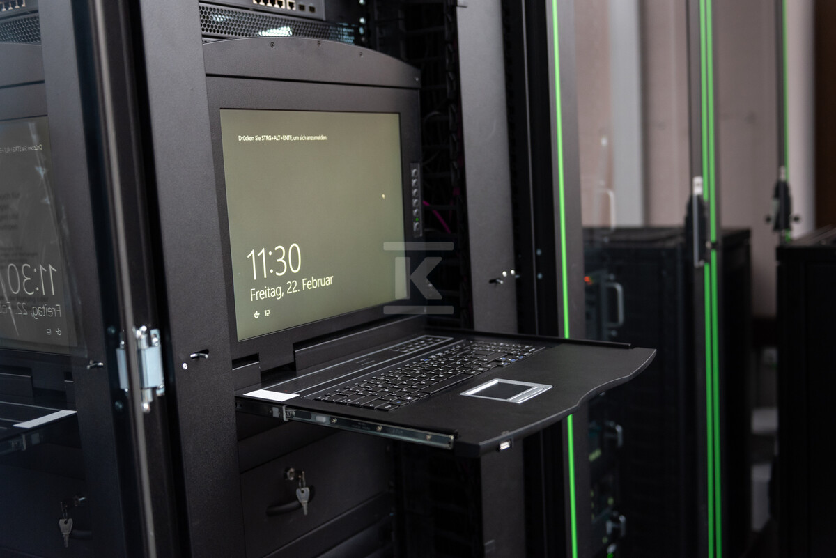Konsola modularna KVM 17'' LCD TFT, 16 - DS-72210-3US