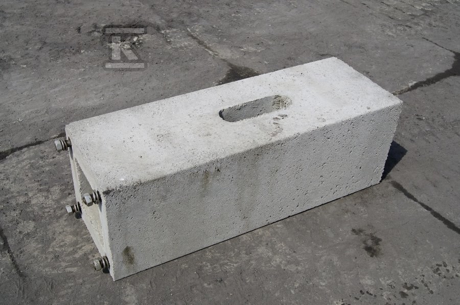 Fundație din beton B-70 cu elemente de - 699