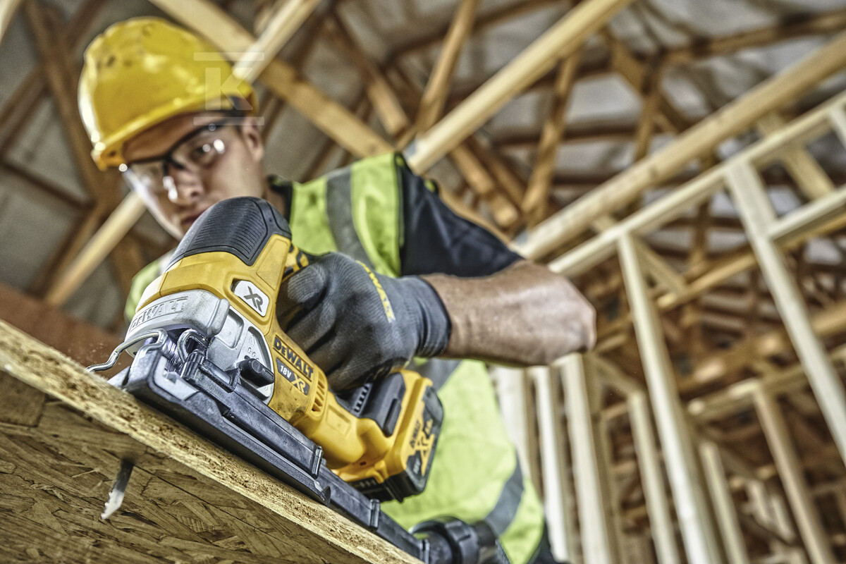 Шабельна пила DEWALT 18V XR скриня - DCS334NT-XJ