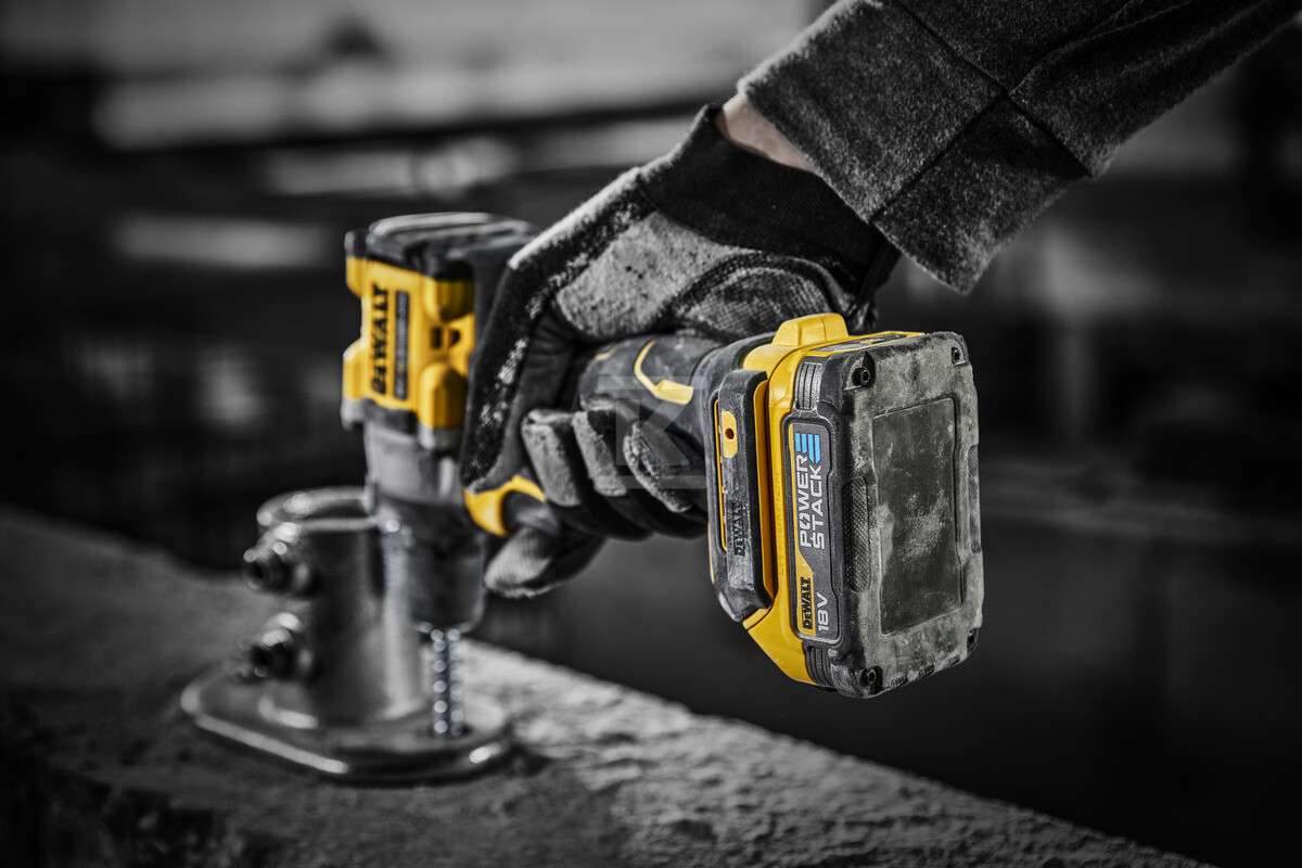 Акумуляторна дриль-шуруповерт з ударом - DCD805E2T-QW