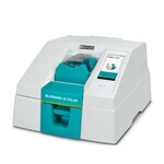 Drukarka kolorowa CMYK oparta na technologii Inkjet UV, z wbudowanym oprogramowaniem do oznakowań „MARKING system App“ i 7-calowym kolorowym wyświetlaczem dotykowym, do wykonywania nadruku na etykietach z tworzywa sztucznego w formacie UC, UCT, US i UM oraz etykietach metalowych.