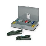 Zestaw w pudełku metalowym, tulejki zgodne z normą DIN 46228-4: 1990-09, po 500 szt. AI 0,25-6 YE, AI 0,34-6 TQ, AI 0,5-8 WH, AI 0,75-8 GY, AI 1-8 RD, AI 1,5-8 BK, 300 szt. AI 2,5-8 BU, 200 szt. AI 4-10 GY, 100 szt. AI 6-12 YE, CRIMPFOX DUO 10, QUICK WIREFOX 6