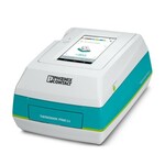 Drukarka termotransferowa do nadruku na materiałach kartonowych o rozdzielczości druku 300 dpi. Nadaje się zarówno do użytku stacjonarnego, jak i mobilnego dzięki 7-calowemu kolorowemu wyświetlaczowi dotykowemu ze zintegrowaną aplikacją MARKING system i wymiennym akumulatorem.