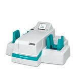 Monochromatyczna drukarka atramentowa UV do kart, z automatycznym przetwarzaniem materiałów, intuicyjnymi wskazówkami dla użytkownika na wyświetlaczu drukarki, wymianą danych za pośrednictwem interfejsu OPC-UA i oprogramowaniem do oznaczników, do znakowania kart UC i UCT, pasków UM i znaczników metalowych.