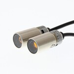 Czujnik fotoelektryczny, lufa gwintowana M18, metalowa, czerwona dioda LED, przezwiaty, 20 m, PNP, światło-włącz/ciemno-włącz, kabel 2 m, E3FB-TP11 2M